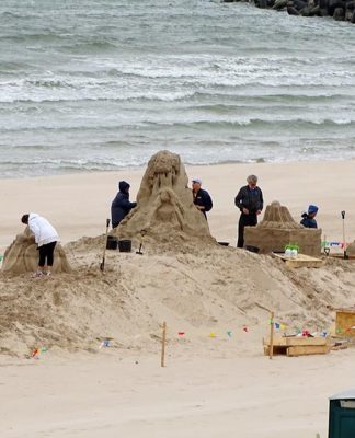 Ventspils pludmalē top smilšu figūras