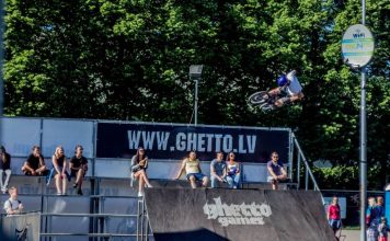 Zēbolds triumfē BMX dirtu sacensībās Sabilē
