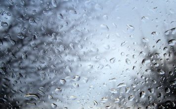 Piektdien joprojām silts un lietains, brīvdienās atkal sals