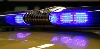 Izsit automašīnai logus un pārdur riepas