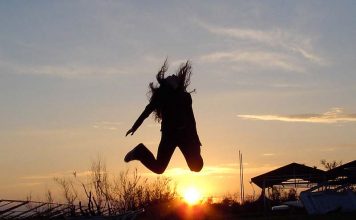 Gandrīz puse Latvijas iedzīvotāju jūtas laimīga