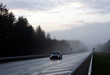 Miglas un apledojuma dēļ apgrūtināta satiksme Ventspils apkaimē