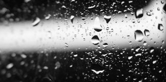 Trešdien bieži līs un pūtīs brāzmains vējš