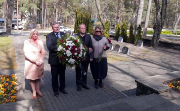 Nacionālā apvienība un Alterantive Ventspils nodaļas vadītāji noliek ziedus kritušajiem kareivjiem