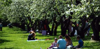 Piektdien un sestdien gaidāmi vasarīgi karsti laika apstākļi