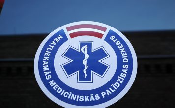Popē nositas riteņbraucējs, lielā ātrumā braucot lejā no kalna