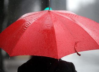 Piektdien bieži īslaicīgi līs, arī brīvdienas gaidāmas lietainas