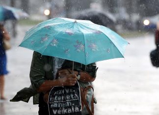 Šodien iespējamas spēcīgas lietusgāzes un pērkona negaiss