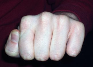 Ventspilī agresīvs vīrietis iesit pa seju policistam