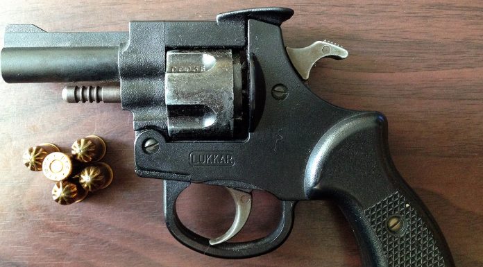 Divu ventspilnieku mājās konfiscē marihuānu, ieroci un cigaretes