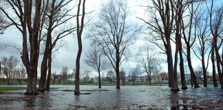 Ciklons Tomass sasniedz Latviju ar ļoti stipru lietu un vēju