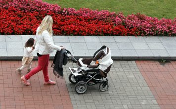 Vairot dzimstību vairāk veicināšot nevis trešā, bet gan otrā bērna politika