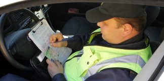 Uz Ventspils šosejas aiztur autovadītāju par centieniem piekukuļot policistu