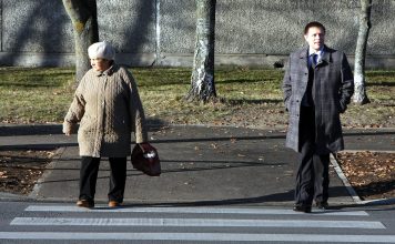 Jāatsakās no termina “nepilsonis”, uzskata tiesībsargs