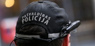 Vīrs sabojā auto vējstiklu, sieva par to sūdzas policijai