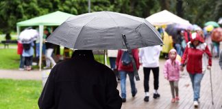 Šodien brīžiem īslaicīgi līs, pēcpusdienā uzspīdēs saule