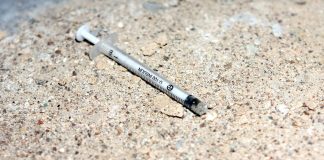 Brīvības ielā kāpņu telpā aiztur divus narkomānus