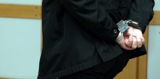 Trīs vīriešu guvums apzogot dzīvokli – TV dekoders un virtuves nazis