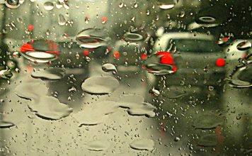 Ceturtdien bieži līs, joprojām saglabāsies brāzmains vējš