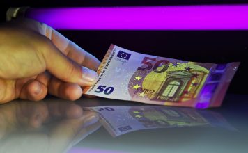 Pētnieki secinājuši, ka Latvijas iedzīvotāji pārvērtē savas prasmes kontrolēt finanses