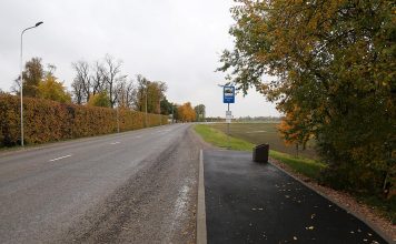 Vērtēs Kurzemē pieturvietās uzstādītās autobusu saraksta plāksnes