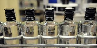 Vīrietis divas reizes dienas laikā vienā un tajā pašā veikalā zog degvīnu