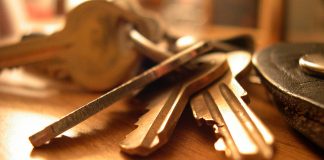 Zagļi cenšas atslēgt svešu dzīvokli, saimniekam esot mājās