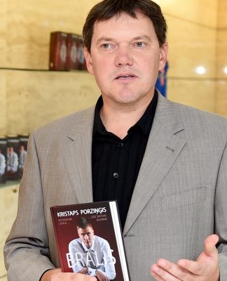 Ugāles bibliotēkā viesosies populārais sporta žurnālists Armands Puče