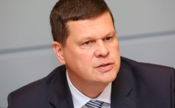 Vizītē Ventspilī viesojas ministrs Gerhards, vērtēs Vidumupītes tīrīšanu