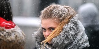 Trešdien puteņos un pūtīs brāzmains vējš, bet pēcpusdienā strauji iestāsies atkusnis