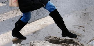 Ceturtdien līs un pūtīs brāzmains vējš, sniegs nokusīs pilnībā