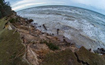 Jūrkalnes stāvkrasts nobrucis aptuveni 150 metru garā posmā