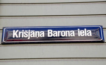 Uzstāda jaunas ielu nosaukumu plāksnītes; aicina ziņot par vietām, kur tās trūkst