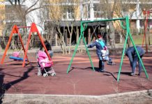 Bērnu pilsētiņā zem rotaļām ieklās gumijas segumu par 0,36 mlj. eiro