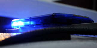 Jaunietis brauciena laikā raksta īsziņu un ar divriteni ietriecas kravas auto