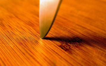 Spēļu zālē sakaujas un sadur kājā