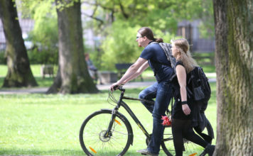 Pašvaldības nodrošināto iespēju strādāt šovasar izmantojuši par 19% mazāk bērni un jaunieši