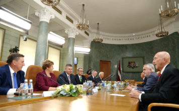 Tilts uz Austrumiem ir jāsaglabā un jāgatavojas imigrācijai, uzskata ekspremjeri