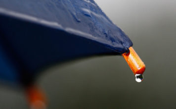 Pirmdien bieži līs, vakarā pērkona negaiss un brāzmains ziemeļu vējš