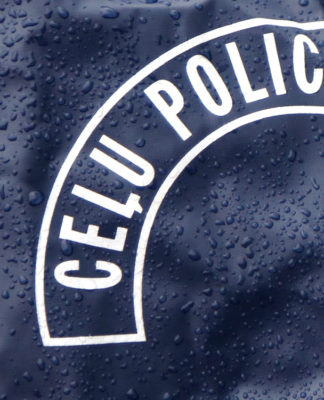 Automašīna krustojumā notriec riteņbraucēju un aizmūk. Lūdz atsaukties aculieciniekus!