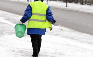 Līdz pirmdienai pagarina iespēju saņemt bezmaksas smilts un sāls maisījumu
