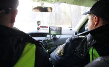 Ventspils pusē aiztur jaunieti, kurš savā “BMW” traucies ar 165 km/h ātrumu