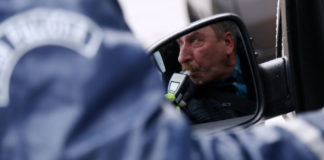 Kurzemē policija reidā pārbaudīs, vai nebrauc apreibuši un ar sliktām ziemas riepām