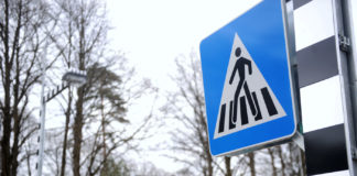 Policija meklē aculieciniekus, kuri redzēja, kā uz gājēju pārejas notriec divus cilvēkus