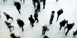 82% aptaujāto Latvijā neuzticas partijām, neuzticība valdībai sarukusi līdz 58%