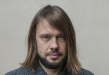 Tikšanās ar gleznotāju Andri Vītoliņu viņa darbu izstādē