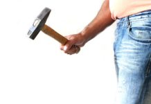 Ventspilī vīrietis nežēlīgi ar āmuru nositis 90 gadus vecu radinieci