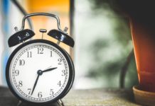 Svētdienas rītā varēs gulēt par stundu ilgāk