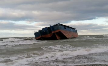 FOTO: Ogļu barža, kas izskalota krastā pie Jaunupes