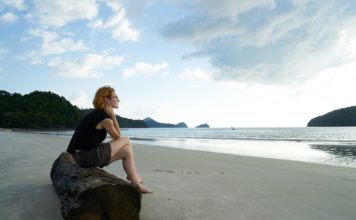 COVID-19 rezultātā vientulību izjūt aizvien jaunāki cilvēki. Ikviens var zvanīt uz līniju Parunāsim